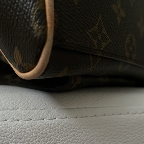 💎Authentic 💎 Louis Vuitton Manhattan GM Tote💎 - Picture 9 of 15